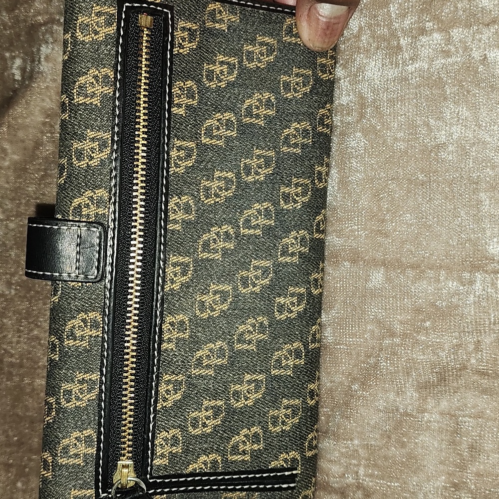 AUTHENTIC Dooney & Bourke trifold wallet-lock closure - Picture 6 of 6